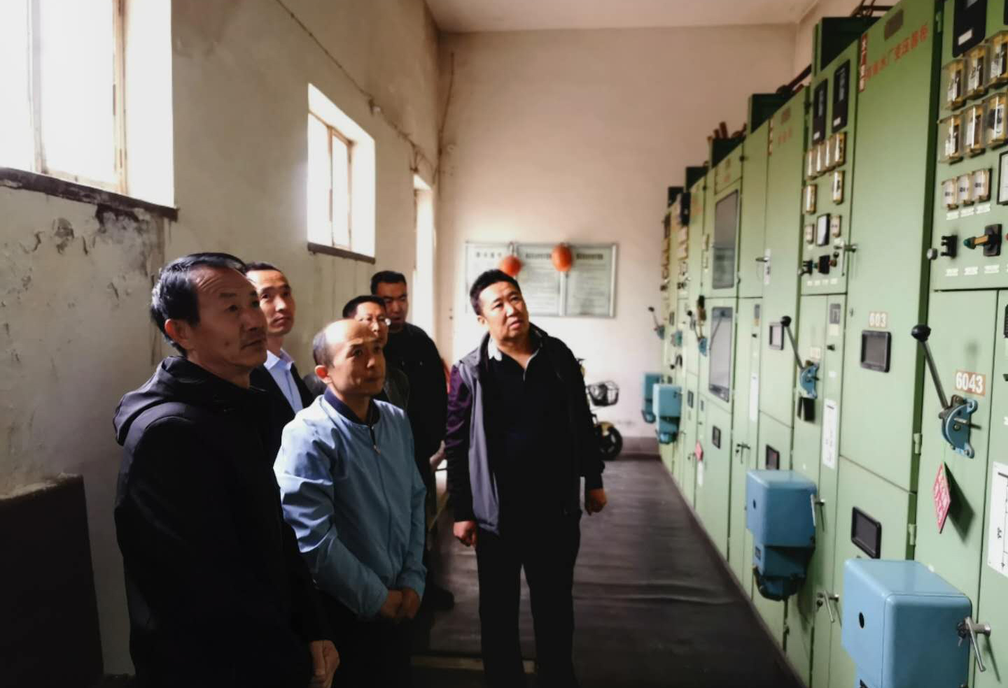 公司總經(jīng)理王建人在供水、污水生產(chǎn)一線(xiàn)開(kāi)展...